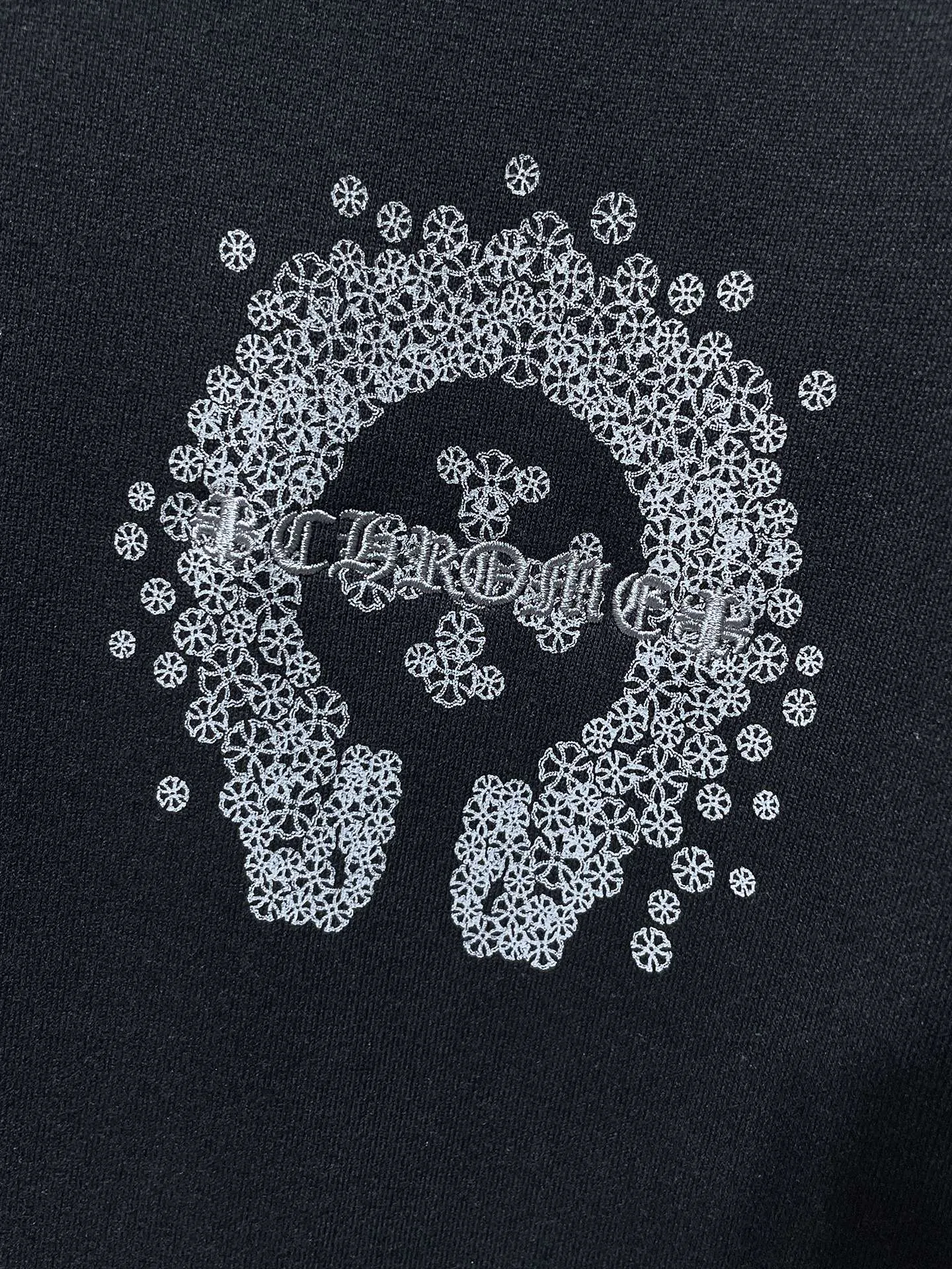 P260 Chrome Hearts Autumn and Winter 2025 Counter Synchronization Chrome Horseshoe Sanskrit Cross Embroidery Hooded Sweatshirt Vacuum Embroidery Method! Heavy embroidery! ! ! Tens of thousands of needles! ! Improved customized version of 1:1 high-gram weight high-quality fabric Recommended color: Specially customized mud lime Black Size: S, M, L, XL